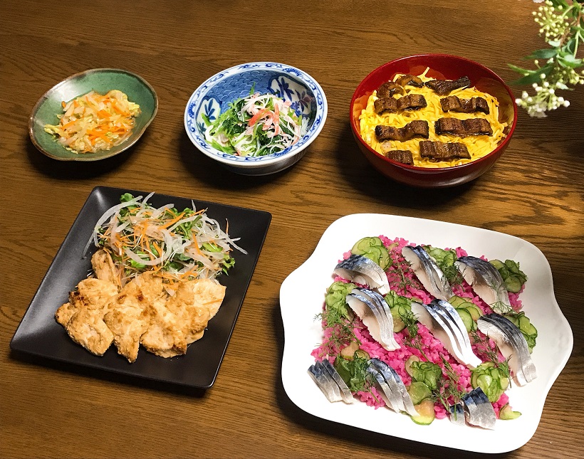 しめ鯖とビーツのピンクのちらし寿司がメインの夕食 Eatpick