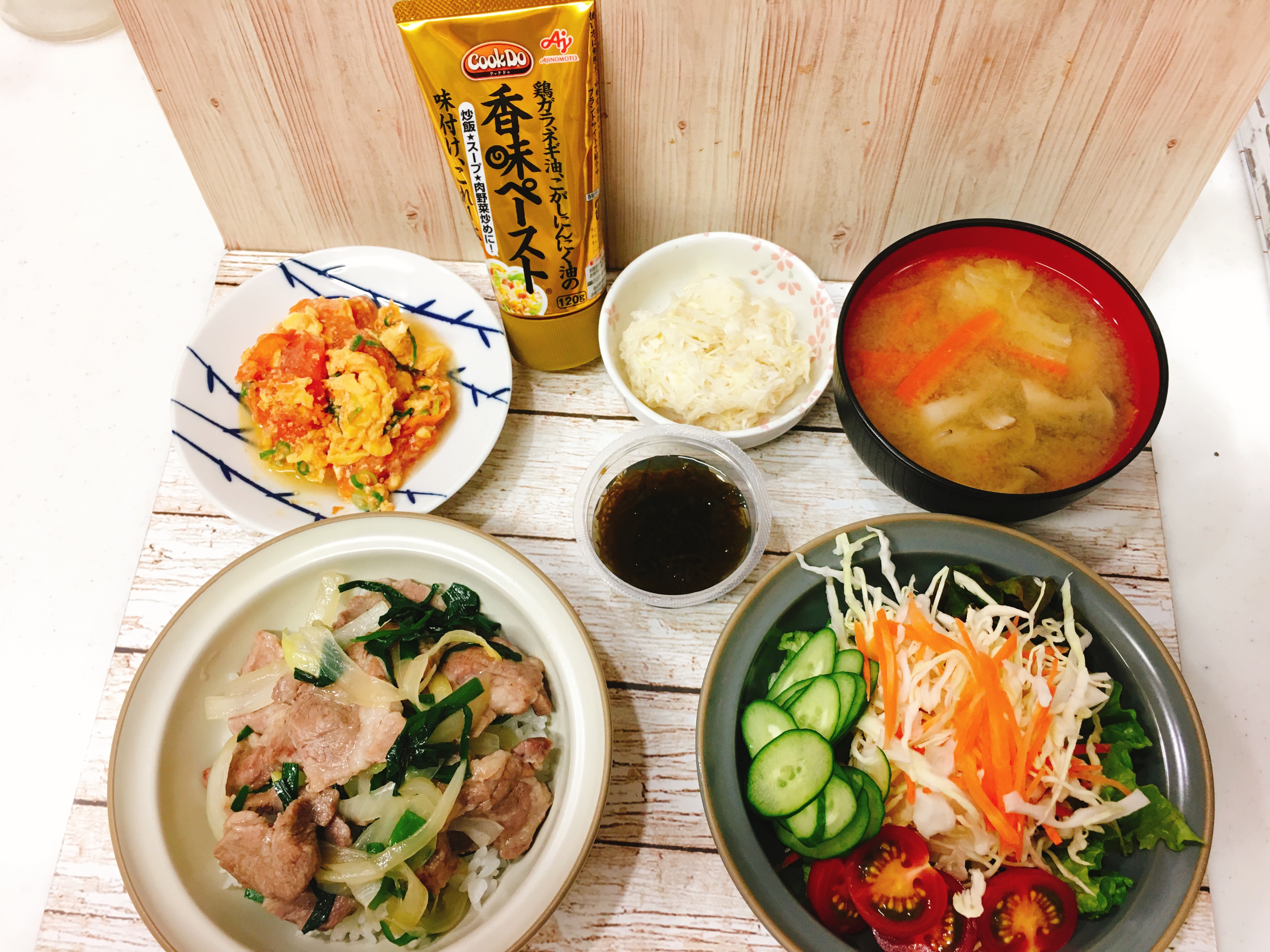 香味スタミナ丼と卵とトマトの炒め物 Eatpick