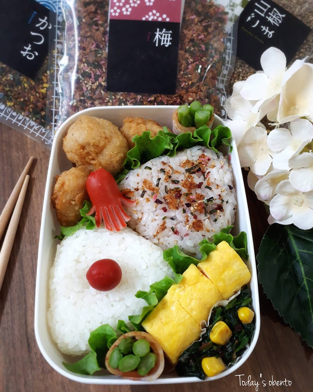 三角おにぎりと唐揚げ弁当 Eatpick